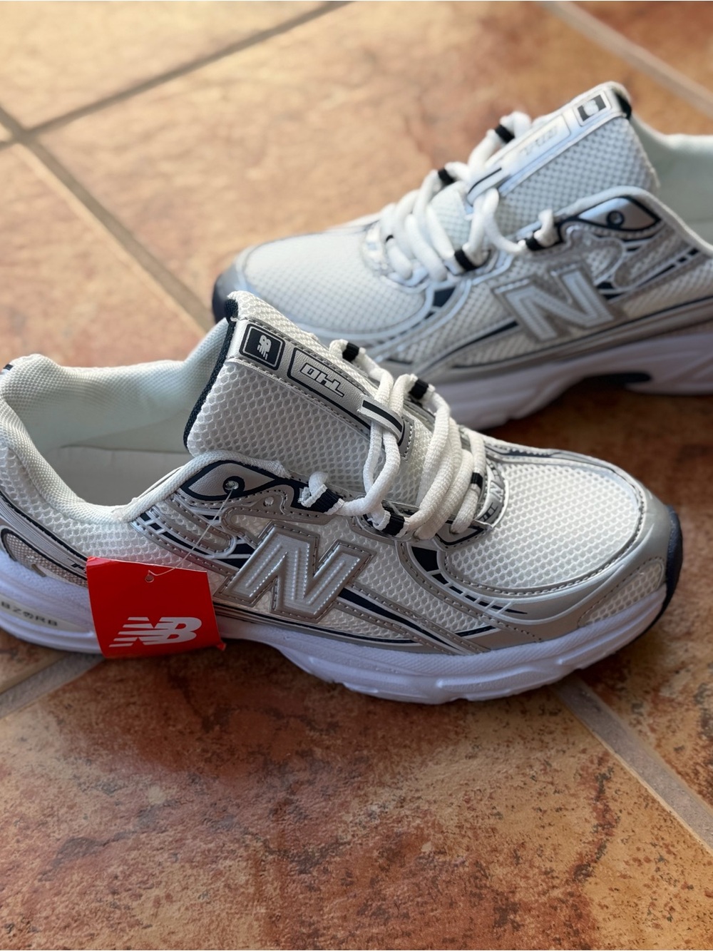 Size 8 Men’s And Women’s 9.5 - New Balance 740 White & Silver Mesh